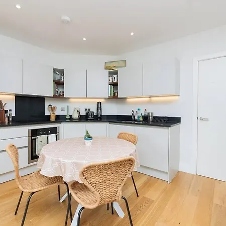 Cosy 2 Bed Flat In On River Avon