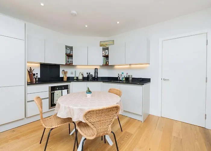 Cosy 2 Bed Flat In On River Avon